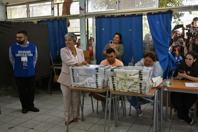 Chile's presidential candidate Jeannette Jara, of the Unidad por Chile coalition, casts her vote during the general election in Santiago on November 16, 2025. Chileans are voting in a presidential election shaped by rising concerns over violent crime, with candidates pledging tougher measures against transnational gangs and the far-right promising to carry out mass migrant deportations. (Photo by RODRIGO ARANGUA / AFP)