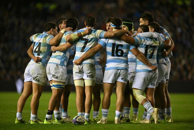 Argentina players huddle during the Autumn Nations Series international rugby union match between Scotland and Argentina at Murrayfield in Edinburgh on November 16, 2025. (Photo by ANDY BUCHANAN / AFP)