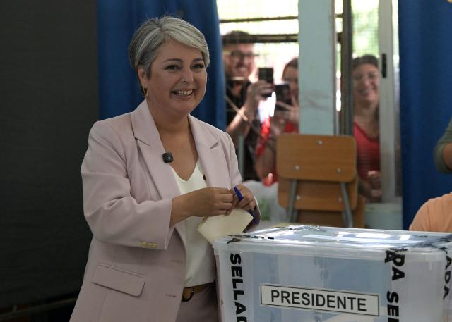 Chile's presidential candidate Jeannette Jara, of the Unidad por Chile coalition, smiles before casting her vote during the general election in Santiago on November 16, 2025. Chileans are voting in a presidential election shaped by rising concerns over violent crime, with candidates pledging tougher measures against transnational gangs and the far-right promising to carry out mass migrant deportations. (Photo by Rodrigo ARANGUA / AFP)