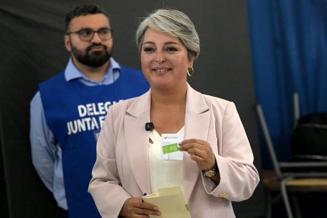 Chile's presidential candidate Jeannette Jara, of the Unidad por Chile coalition, shows her ballot before casting her vote during the general election in Santiago on November 16, 2025. Chileans are voting in a presidential election shaped by rising concerns over violent crime, with candidates pledging tougher measures against transnational gangs and the far-right promising to carry out mass migrant deportations. (Photo by Rodrigo ARANGUA / AFP)