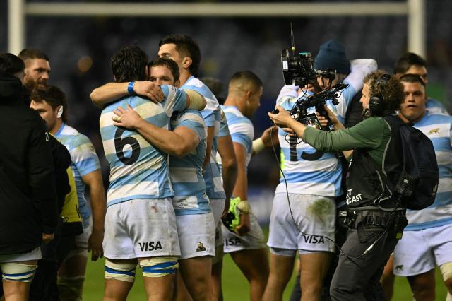 Argentina's players celebrate after the Autumn Nations Series international rugby union match between Scotland and Argentina at Murrayfield in Edinburgh on November 16, 2025. Argentina staged an astonishing rally as they came from 21-0 behind to beat Scotland 33-24 in an Autumn Nations Series rugby international at Murrayfield on Sunday. (Photo by ANDY BUCHANAN / AFP)