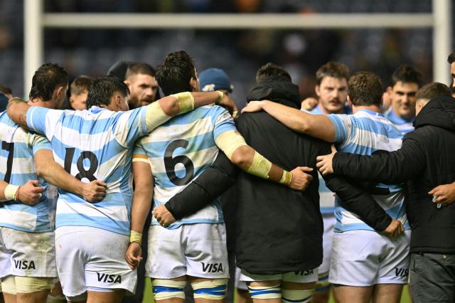 Argentina's players celebrate after the Autumn Nations Series international rugby union match between Scotland and Argentina at Murrayfield in Edinburgh on November 16, 2025. Argentina staged an astonishing rally as they came from 21-0 behind to beat Scotland 33-24 in an Autumn Nations Series rugby international at Murrayfield on Sunday. (Photo by ANDY BUCHANAN / AFP)