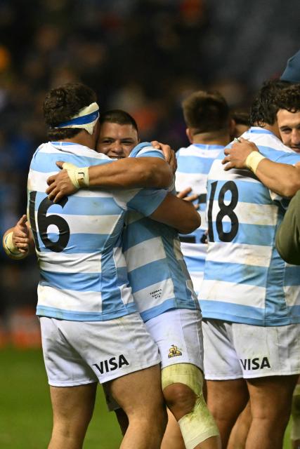 Argentina's players celebrate after the Autumn Nations Series international rugby union match between Scotland and Argentina at Murrayfield in Edinburgh on November 16, 2025. Argentina staged an astonishing rally as they came from 21-0 behind to beat Scotland 33-24 in an Autumn Nations Series rugby international at Murrayfield on Sunday. (Photo by ANDY BUCHANAN / AFP)