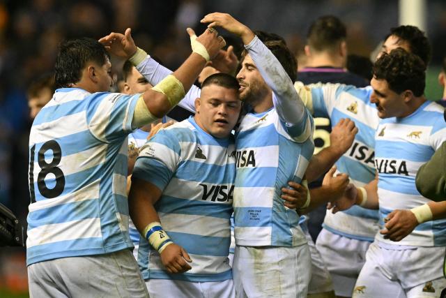 Argentina's players celebrate after the Autumn Nations Series international rugby union match between Scotland and Argentina at Murrayfield in Edinburgh on November 16, 2025. Argentina staged an astonishing rally as they came from 21-0 behind to beat Scotland 33-24 in an Autumn Nations Series rugby international at Murrayfield on Sunday. (Photo by ANDY BUCHANAN / AFP)