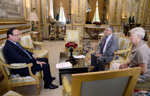 (FILES) Then France's president Francois Hollande (L) holds a meeting with French doctors mmanuelli Xavier Emmanuelli (2ndR), founder of the SAMU social (Emergency Medical Service for homeless people), and Suzanne Tartiere, on the Paris Mobile Emergency Medical Units (MEMUs) project at the Elysee presidential palace in Paris on July 18, 2013. Xavier Emmanuelli, founder and honorary president of Samu social, died at the age of 87 on November 16, 2025, in Paris after a "probably cardiac" collapse, the organization announced, expressing its "sorrow" to AFP. (Photo by Bertrand GUAY / POOL / AFP)