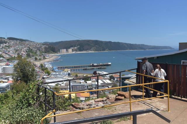A couple walks near a polling station during the general election in Tome, Biobio Region, 450km south of Santiago, on November 16, 2025. Chileans are voting in a presidential election shaped by rising concerns over violent crime, with candidates pledging tougher measures against transnational gangs and the far-right promising to carry out mass migrant deportations. (Photo by GUILLERMO SALGADO / AFP)