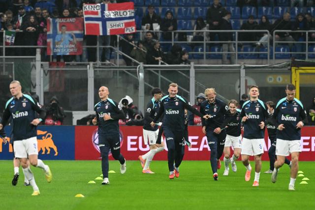 Team Norway warms up before the FIFA World Cup 2026 European qualification football match between Italy and Norway, at the San Siro Stadium, in Milan, on November 16, 2025. (Photo by Stefano RELLANDINI / AFP)