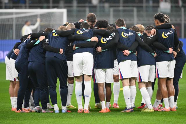Norway's players gather in circle before the FIFA World Cup 2026 European qualification football match between Italy and Norway, at the San Siro Stadium, in Milan, on November 16, 2025. (Photo by Alberto PIZZOLI / AFP)