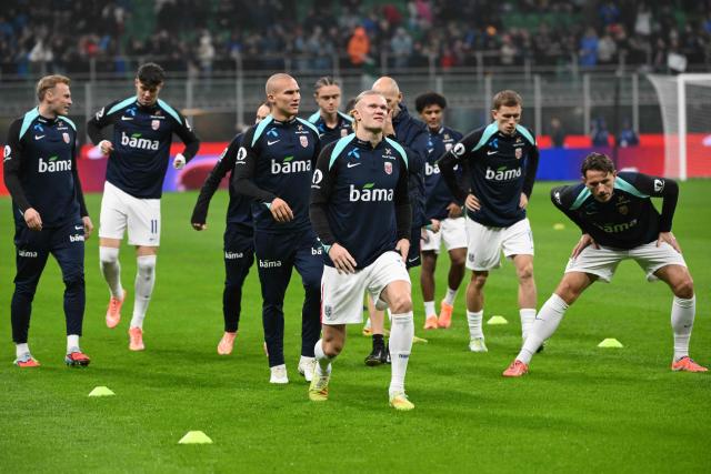 Norway's  captain #09 Erling Braut Haaland warms up with teammates before the FIFA World Cup 2026 European qualification football match between Italy and Norway, at the San Siro Stadium, in Milan, on November 16, 2025. (Photo by Alberto PIZZOLI / AFP)