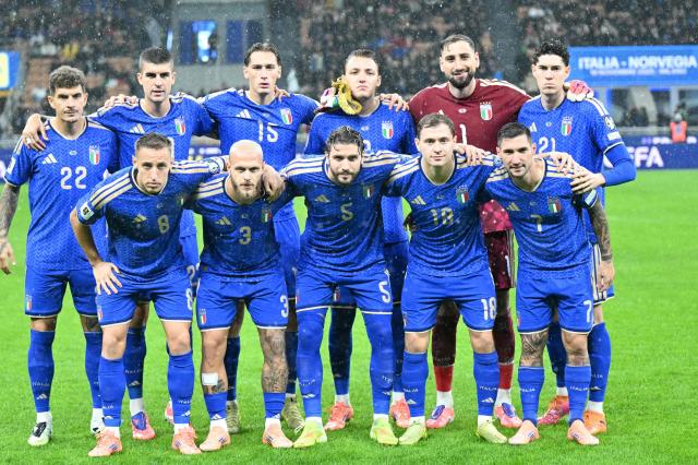 Italy's team players pose before the FIFA World Cup 2026 European qualification football match between Italy and Norway, at the San Siro Stadium, in Milan, on November 16, 2025. (Photo by Stefano RELLANDINI / AFP)