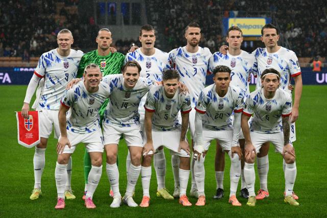 Norway's team players pose before the FIFA World Cup 2026 European qualification football match between Italy and Norway, at the San Siro Stadium, in Milan, on November 16, 2025. (Photo by Alberto PIZZOLI / AFP)