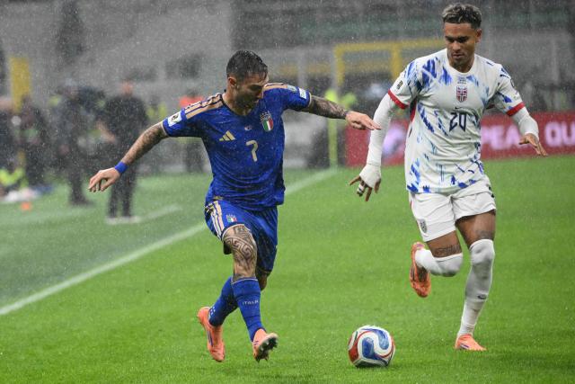 Italy's forward #07 Matteo Politano fights for the ball with Norway's forward #20 Antonio Nusa during the FIFA World Cup 2026 European qualification football match between Italy and Norway, at the San Siro Stadium, in Milan, on November 16, 2025. (Photo by Alberto PIZZOLI / AFP)