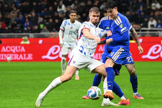 Norway's  defender #17 Torbjorn Lysaker Heggem fights for the ball with Italy's defender #21 Alessandro Bastoni during the FIFA World Cup 2026 European qualification football match between Italy and Norway, at the San Siro Stadium, in Milan, on November 16, 2025. (Photo by Alberto PIZZOLI / AFP)