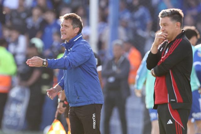 Velez Sarsfield's head coach Guillermo Barros Schelotto (L) gestures next to River Plate's head coach Marcelo Gallardo (R) during the Argentine Professional Football League 2025 Clausura Tournament match between Velez Sarsfield and River Plate at the Jose Amalfitani Stadium in Buenos Aires on November 16, 2025. (Photo by Alejandro PAGNI / AFP)
