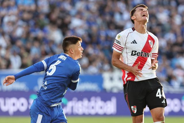 River Plate's forward #44 Joaquin Freitas (R) reacts during the Argentine Professional Football League 2025 Clausura Tournament match between Velez Sarsfield and River Plate at the Jose Amalfitani Stadium in Buenos Aires on November 16, 2025. (Photo by Alejandro PAGNI / AFP)