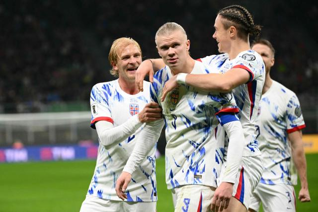 TOPSHOT - Norway's  captain #09 Erling Braut Haaland celebrates scoring his team's second goal with teammates during the FIFA World Cup 2026 European qualification football match between Italy and Norway, at the San Siro Stadium, in Milan, on November 16, 2025. (Photo by Alberto PIZZOLI / AFP)