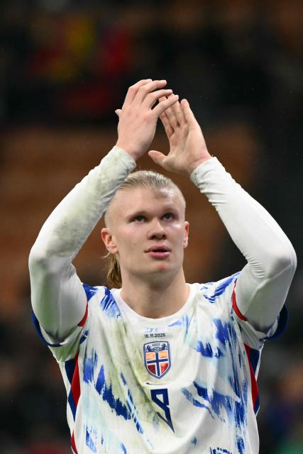 Norway's  captain #09 Erling Braut Haaland greets supporters before to leave the pitch during the FIFA World Cup 2026 European qualification football match between Italy and Norway, at the San Siro Stadium, in Milan, on November 16, 2025. (Photo by Alberto PIZZOLI / AFP)