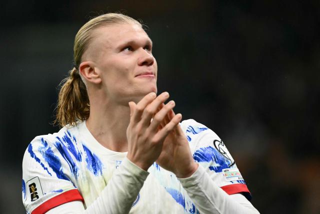 Norway's  captain #09 Erling Braut Haaland greets supporters before to leave the pitch during the FIFA World Cup 2026 European qualification football match between Italy and Norway, at the San Siro Stadium, in Milan, on November 16, 2025. (Photo by Alberto PIZZOLI / AFP)