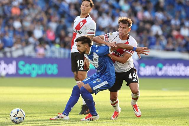 River Plate's forward #44 Joaquin Freitas (R) and Velez Sarsfield's defender #21 Jano Gordon (L) fight for the ball during the Argentine Professional Football League 2025 Clausura Tournament match between Velez Sarsfield and River Plate at the Jose Amalfitani Stadium in Buenos Aires on November 16, 2025. (Photo by Alejandro PAGNI / AFP)