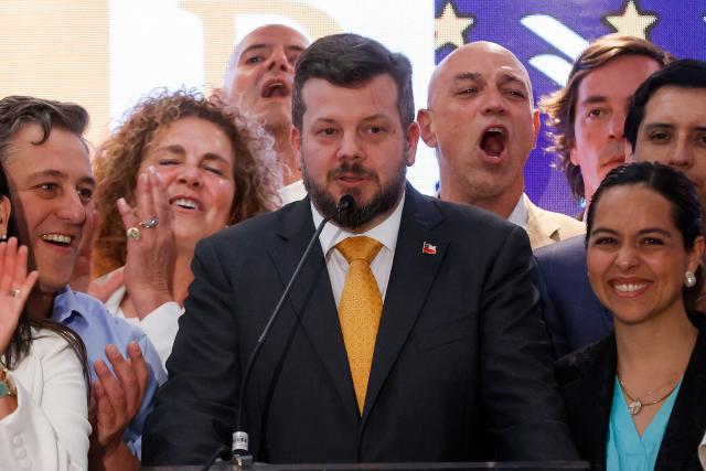 Chile's presidential candidate Johannes Kaiser, of the Libertarian National Party, delivers a speech after the first exit poll results of the general election, in Santiago, on November 16, 2025. (Photo by Raul BRAVO / AFP)