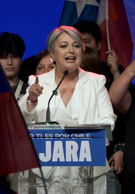 Chile's presidential candidate Jeannette Jara, of the Unidad por Chile coalition, delivers a speech after the first exit poll results of the general election, in Santiago on November 16, 2025. (Photo by Rodrigo ARANGUA / AFP)