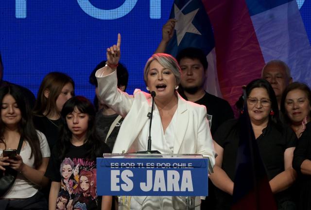 Chile's presidential candidate Jeannette Jara, of the Unidad por Chile coalition, delivers a speech after the first exit poll results of the general election, in Santiago on November 16, 2025. (Photo by Rodrigo ARANGUA / AFP)