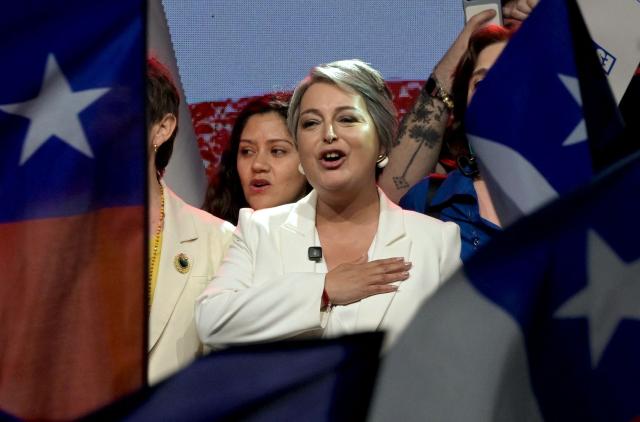 Chile's presidential candidate Jeannette Jara, of the Unidad por Chile coalition, sings the national anthem as she gives a speech after the first exit poll results of the general election, in Santiago on November 16, 2025. (Photo by Rodrigo ARANGUA / AFP)