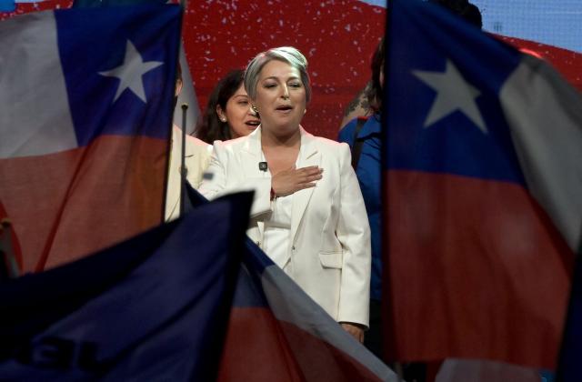 Chile's presidential candidate Jeannette Jara, of the Unidad por Chile coalition, sings the national anthem as she gives a speech after the first exit poll results of the general election, in Santiago on November 16, 2025. (Photo by Rodrigo ARANGUA / AFP)