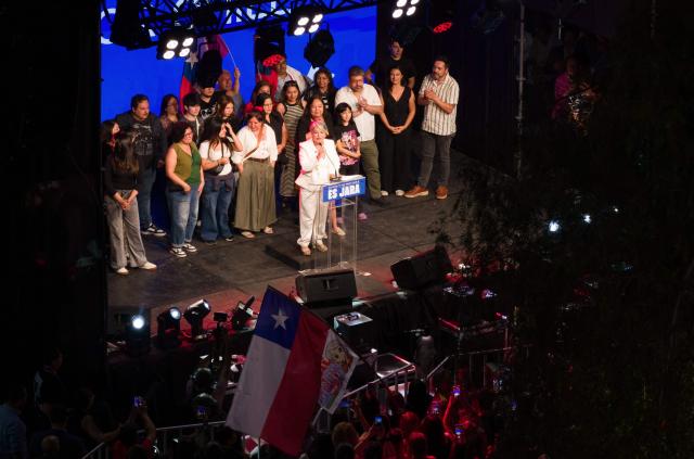 This aerial view shows Chile's presidential candidate Jeannette Jara, of the Unidad por Chile coalition, delivering a speech after the first exit poll results of the general election in Santiago on November 16, 2025. (Photo by Javier TORRES / AFP)