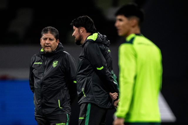 Bolivia's head coach Oscar Villegas (L) attends a training session ahead of their friendly football match against Japan at the National Stadium in Tokyo on November 17, 2025. (Photo by Philip FONG / AFP)