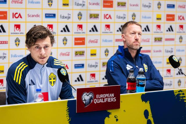 Sweden's British head coach Graham Potter (R) and Sweden's defender #03 Victor Lindelof attend a press conference at the Strawberry Arena in Solna, Sweden, on November 17, 2025, on the eve of the FIFA World Cup 2026 European qualification Group B football match between Sweden and Slovenia. (Photo by Jonathan NACKSTRAND / AFP)