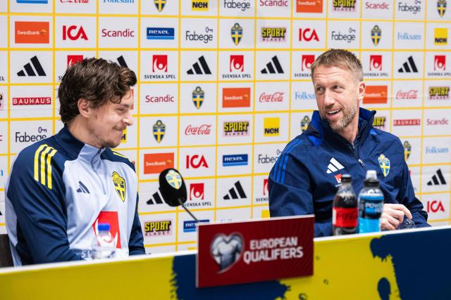 Sweden's British head coach Graham Potter (R) and Sweden's defender #03 Victor Lindelof attend a press conference at the Strawberry Arena in Solna, Sweden, on November 17, 2025, on the eve of the FIFA World Cup 2026 European qualification Group B football match between Sweden and Slovenia. (Photo by Jonathan NACKSTRAND / AFP)
