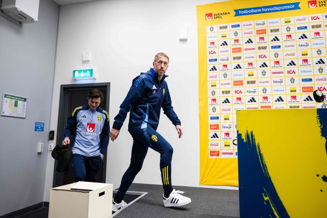 Sweden's British head coach Graham Potter (R) and Sweden's defender #03 Victor Lindelof arrive for a press conference at the Strawberry Arena in Solna, Sweden, on November 17, 2025, on the eve of the FIFA World Cup 2026 European qualification Group B football match between Sweden and Slovenia. (Photo by Jonathan NACKSTRAND / AFP)