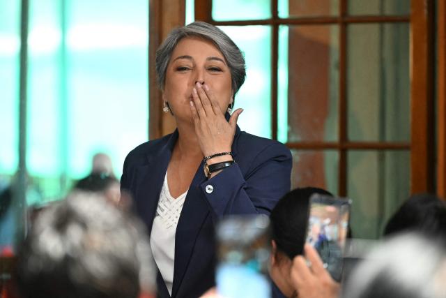 Leftist candidate Jeannette Jara bows a kiss during an event with women at La Pintana commune in Santiago, on November 17, 2025. Leftist candidate Jeannette Jara and far-right leader Jose Antonio Kast will go head-to-head in Chile's presidential run-off after topping the first round of voting in an election dominated by fears of violent crime. (Photo by MARVIN RECINOS / AFP)