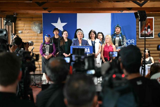 Leftist candidate Jeannette Jara delivers a press conference next to La Pitana commune Mayor Claudia Pizarro (C-R), after an event with women at La Pintana commune in Santiago, on November 17, 2025. Leftist candidate Jeannette Jara and far-right leader Jose Antonio Kast will go head-to-head in Chile's presidential run-off after topping the first round of voting in an election dominated by fears of violent crime. (Photo by MARVIN RECINOS / AFP)