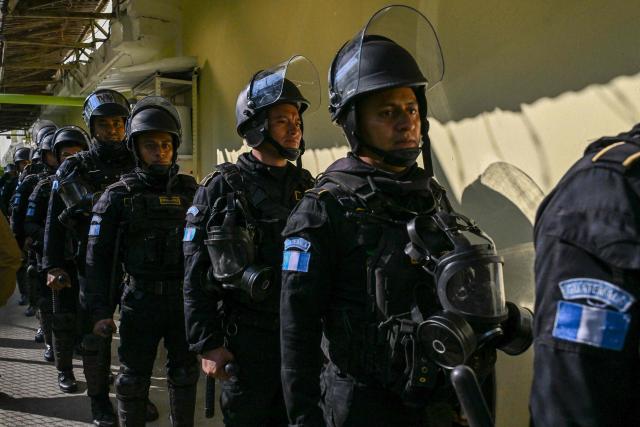 Guatemalan Riot Police take part in a raid at Pavoncito Prison in Fraijanes, Guatemala, on November 17, 2025. The operation is part of measures announced by the new security authorities to regain control of the country's prisons following the October escape of 20 Barrio 18 gang leaders from Fraijanes II Prison, adjacent to Pavoncito. (Photo by JOHAN ORDONEZ / AFP)