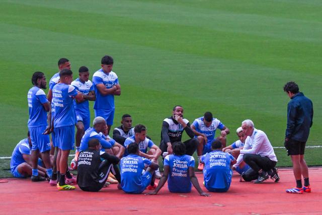 Honduras' players take part in a training session at the National Stadium at San Jose on November 17, 2025, ahead of the FIFA World Cup 2026 qualifier football match against Costa Rica. (Photo by EZEQUIEL BECERRA / AFP)