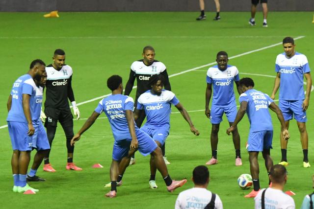 Honduras' players take part in a training session at the National Stadium at San Jose on November 17, 2025, ahead of the FIFA World Cup 2026 qualifier football match against Costa Rica. (Photo by EZEQUIEL BECERRA / AFP)