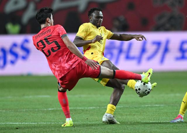 South Korea's Kwon Hyeok-kyu (L) fights for the ball with Ghana's Prince Kwabena Adu (R) during the international friendly football match between South Korea and Ghana in Seoul on November 18, 2025. (Photo by Jung Yeon-je / AFP)