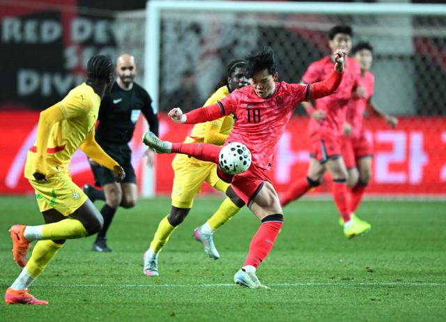 South Korea's Oh Hyeon-gyu (C) controls the ball during the international friendly football match between South Korea and Ghana in Seoul on November 18, 2025. (Photo by Jung Yeon-je / AFP)