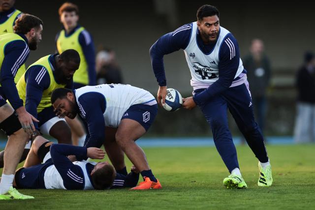 France's lock #05 Romain Taofifenua (R) takes part in a training session at the National Rugby Centre in Marcoussis, in the outskirts of Paris, on November 18, 2025 ahead of the Autumn Nations Series International rugby union test match against Australia, on November 22, 2025. (Photo by Anne-Christine POUJOULAT / AFP)