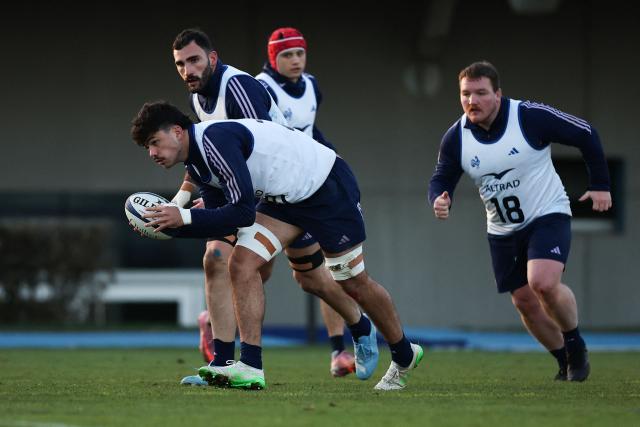France's lock #20 Hugo Auradou (front L) takes part in a training session at the National Rugby Centre in Marcoussis, in the outskirts of Paris, on November 18, 2025 ahead of the Autumn Nations Series International rugby union test match against Australia, on November 22, 2025. (Photo by Anne-Christine POUJOULAT / AFP)