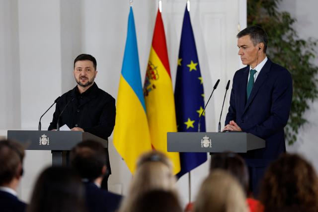Spain's Prime Minister Pedro Sanchez and Ukraine's President Volodymyr Zelensky (L) give a joint press conference at the Moncloa Palace in Madrid on November 18, 2025. (Photo by Pierre-Philippe MARCOU / AFP)