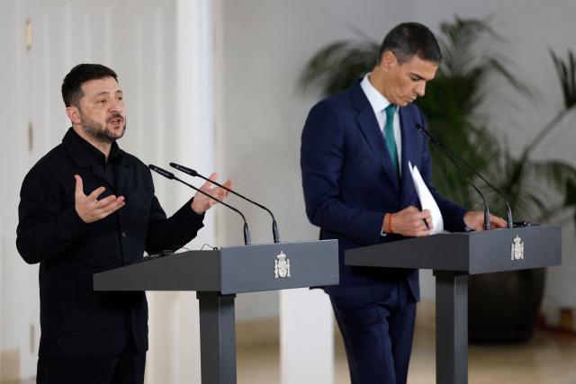 Spain's Prime Minister Pedro Sanchez and Ukraine's President Volodymyr Zelensky (L) give a joint press conference at the Moncloa Palace in Madrid on November 18, 2025. (Photo by Pierre-Philippe MARCOU / AFP)