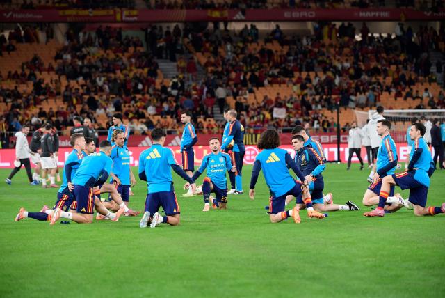 Spain's players warm up prior the FIFA World Cup 2026 European qualification Group E football match between Spain and Turkey at the Cartuja stadium in Seville on November 18, 2025.  (Photo by CRISTINA QUICLER / AFP)