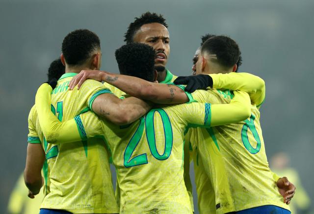 Brazil's forward #20 Estevao (C) celebrates with teammates after scoring Brazil's first goal from the penalty spot during the International friendly football match between Brazil and Tunisia at Stade Pierre-Mauroy, in Villeneuve-d'Ascq, northern France, on November 18, 2025. (Photo by FRANCK FIFE / AFP)
