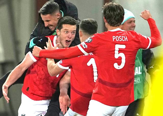 Austria's forward #11 Michael Gregoritsch (L) celebrates scoring the equalizer during the FIFA World Cup 2026 European qualification Group H football match between Austria and Bosnia and Herzegovina, in Vienna on November 18, 2025. (Photo by GEORG HOCHMUTH / APA / AFP) / Austria OUT