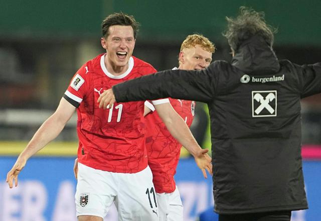 Austria's forward #11 Michael Gregoritsch (L) celebrates his team qualifying for the FIFA 2026 World Cup after their European qualification Group H football match between Austria and Bosnia and Herzegovina, in Vienna on November 18, 2025. (Photo by GEORG HOCHMUTH / APA / AFP) / Austria OUT