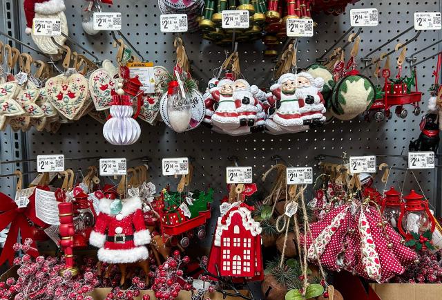 Christmas decoration items are seen at a supermarket in Houston, Texas, on November 18, 2025. Tariffs imposed on imports by US President Donald Trump increased the prices of many Christmas decorations in the United States, especially those coming from China. "Things will be slightly more expensive this year due to tariffs," said Jami Warner, Executive Director of the American Christmas Tree Association, a nonprofit education association that helps consumers choose the best Christmas trees for their families.

, such as Christmas trees, garlands, string lights, and decorative items. (Photo by RONALDO SCHEMIDT / AFP)
