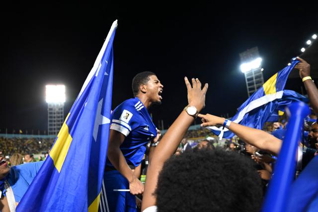 Curaçao players and fans celebrate World Cup 2026 qualification after a 0-0 draw with Jamaica at the National Stadium in Kingston, Jamaica on November 18, 2025. The tiny Caribbean nation of Curacao became the smallest country ever to qualify for the World Cup on November 18 as Haiti booked their return to the tournament for the first time in 52 years along with Panama.
A nerve-shredding finale to the CONCACAF qualifying campaign saw Curacao -- with a population of just 156,000 -- squeeze into next year's finals in the United States, Canada and Mexico with a 0-0 draw against Jamaica in Kingston. (Photo by Ricardo MAKYN / AFP)